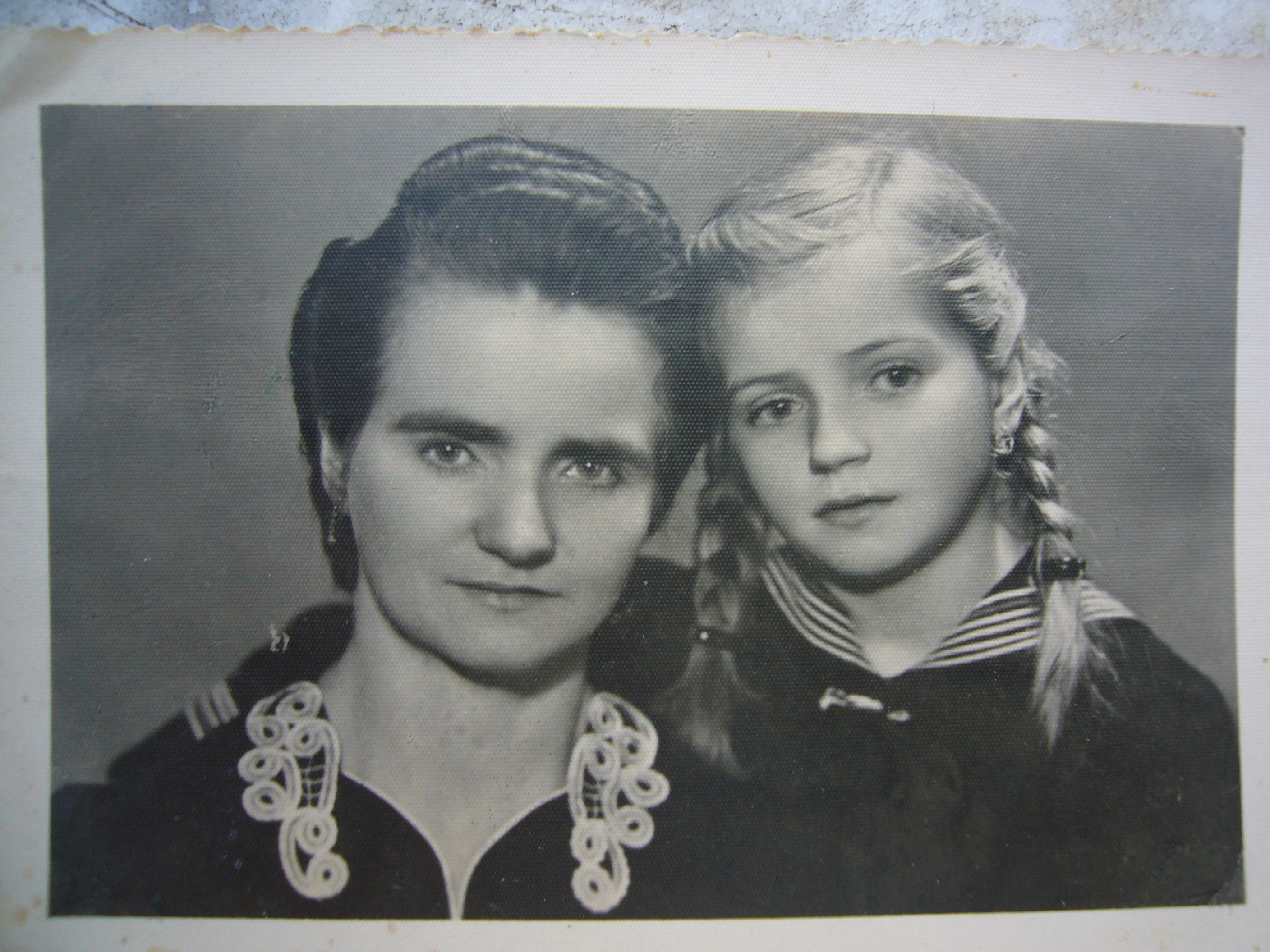Mutter und Großmutter von Hannes Fellner 1944 in Pardan