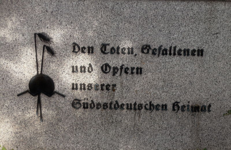 Gedenkstein am Haus der Südostdeutschen in Böchingen
