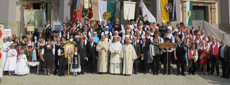 Donauschwäbische Pilgergruppe mit Priesterschaft am 14. Juli 2013 in Altötting