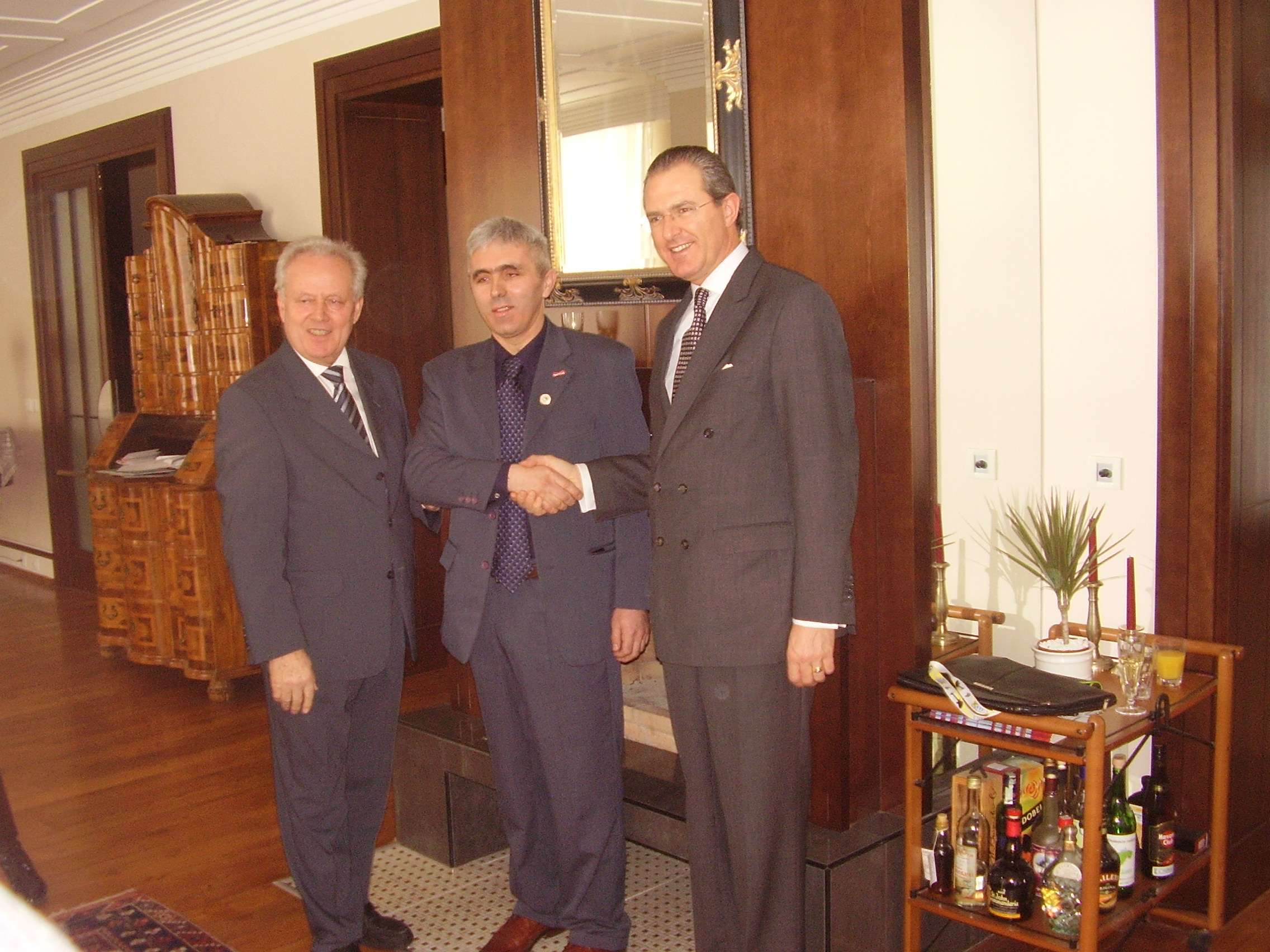 Josef Wagner, Jovica Stevic und Botschafter Clemens Koja